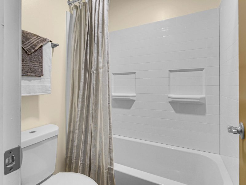 TGM Avalon Lake Apartments Bathroom 2