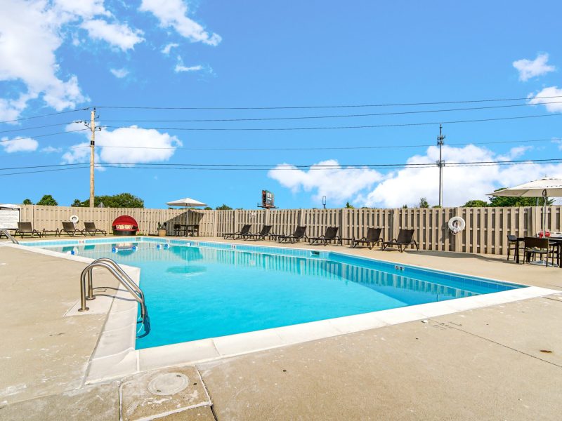 TGM Avalon Lake Apartments Swimming Pool 6