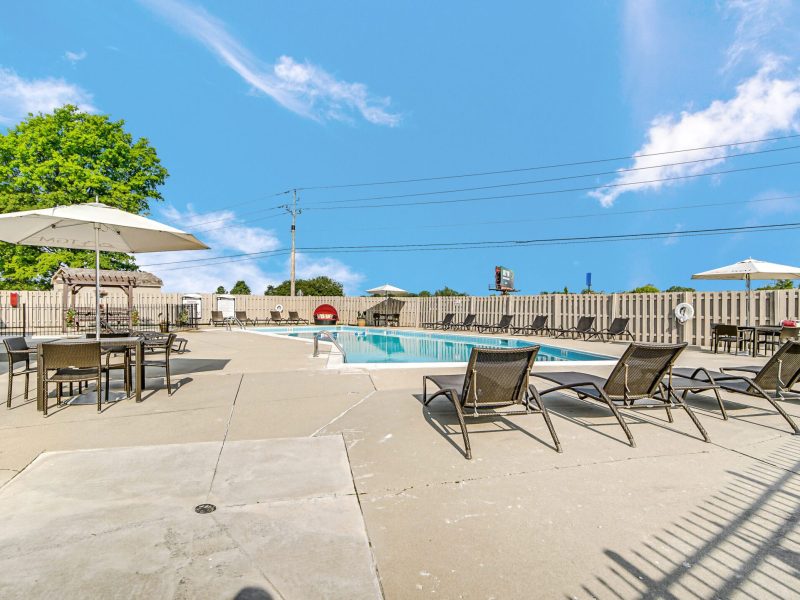 TGM Avalon Lake Apartments Swimming Pool 7